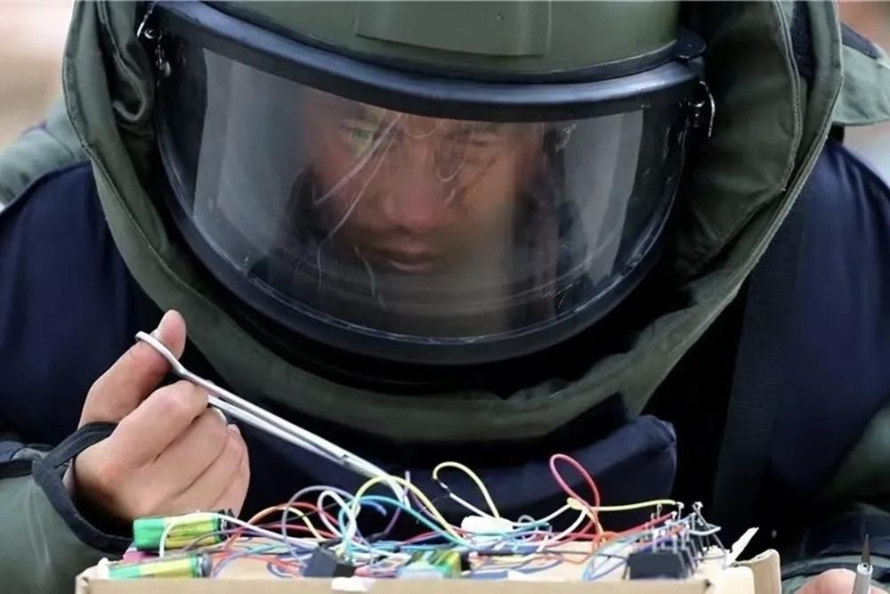 十八年
他始终站在离危险最近
的演训一线
烈日下千万次的重复训练
只为形成肌肉记