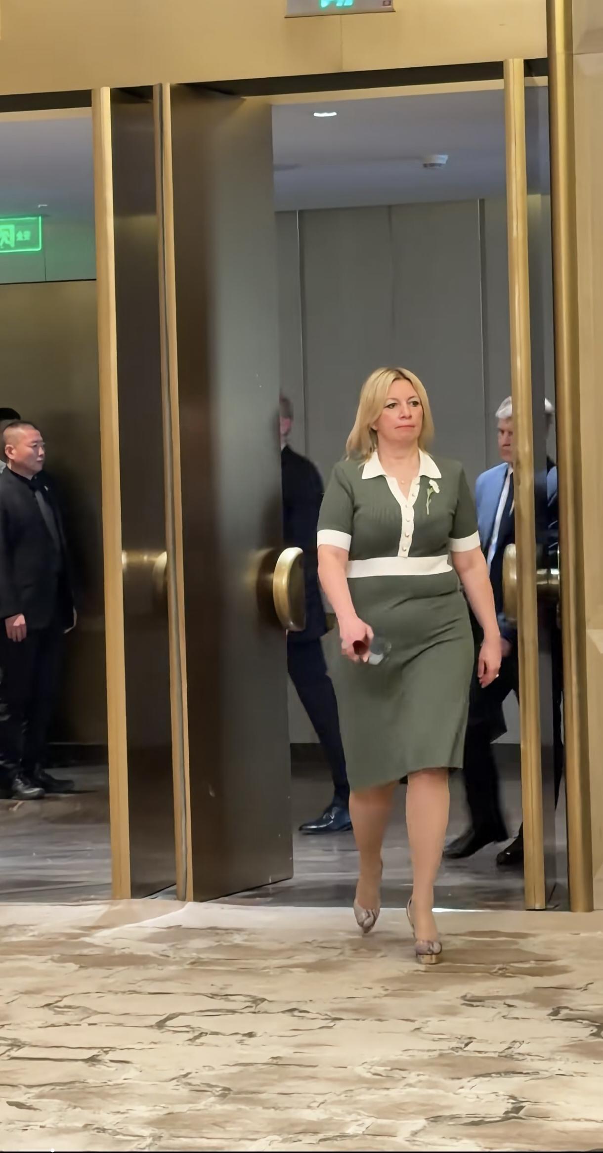 欢迎俄罗斯客人，扎哈罗娃富态了，好几圈啊，吨位越来越往上了。外长拉夫罗夫身体状态