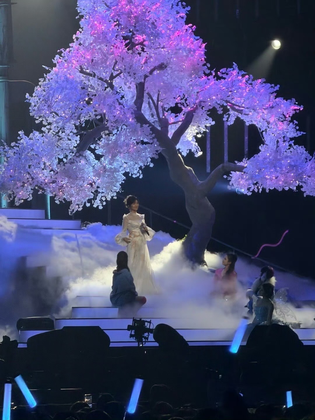 赵雅芝名副其实的花开女神 一袭白裙，立于雾中花树下，赵雅芝仿佛从画中走出的“花开