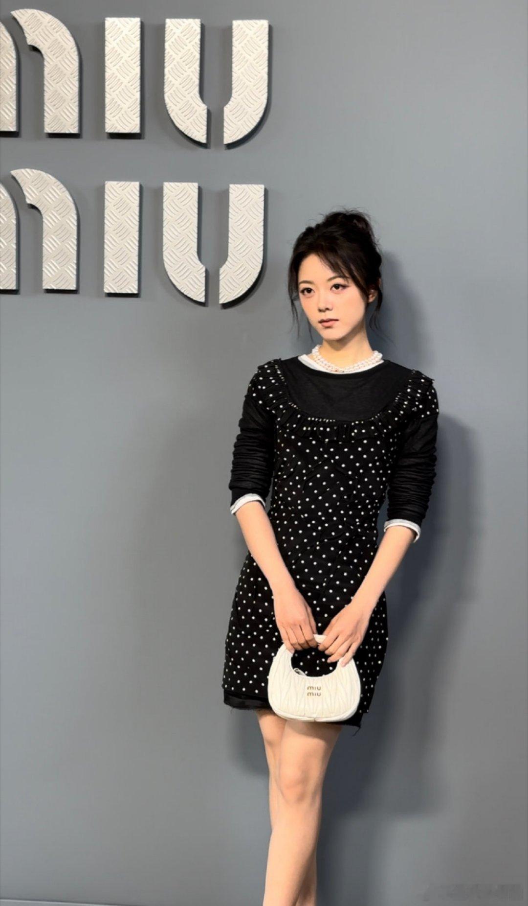 难道赵今麦又得罪她的妆容老师了吗[泪][泪][泪]这个唇妆一点颜色都没有 还是说