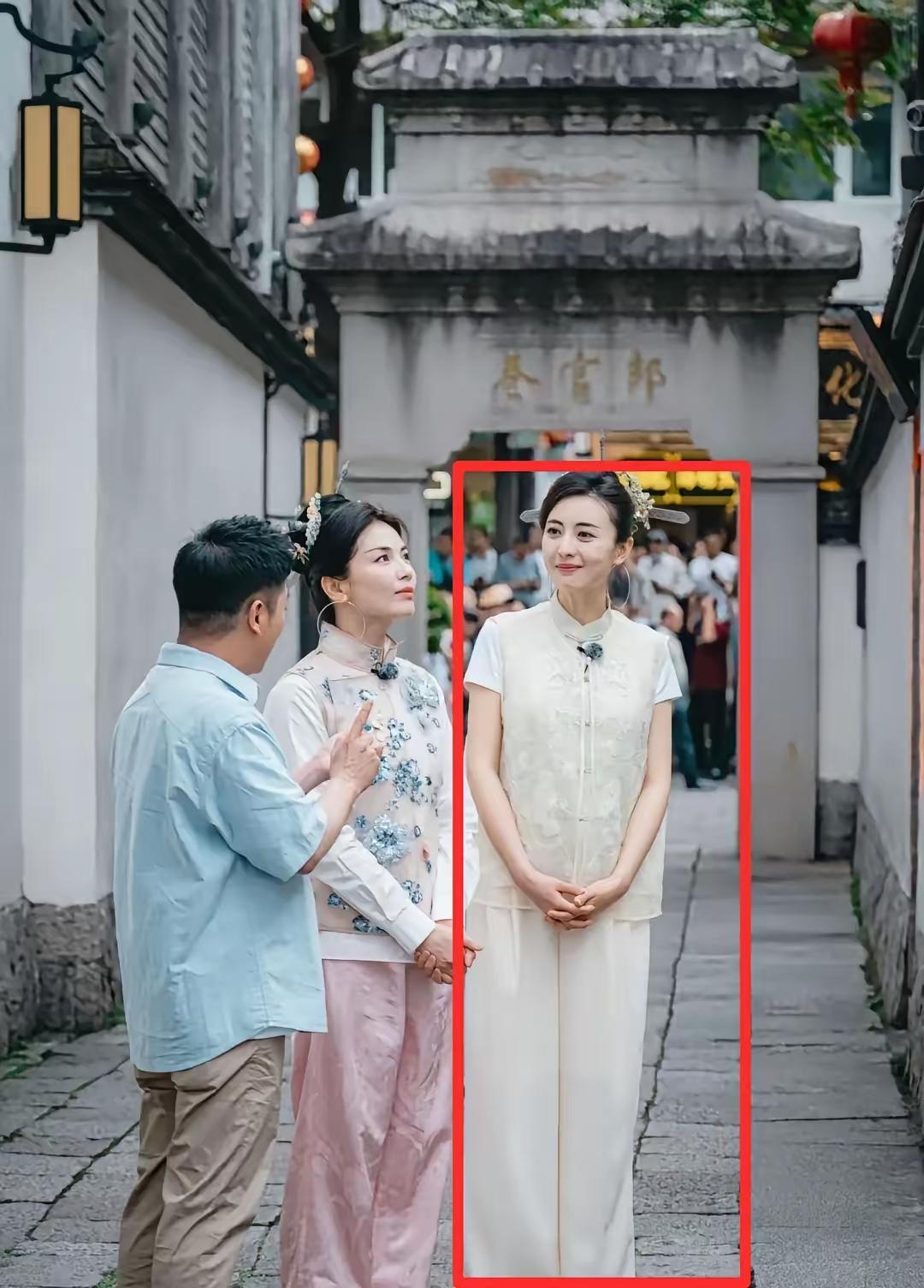 刘涛旁边的张舒越也太好看了吧！
体态好，气质好，笑不露齿，脸型也好看，这样看身高