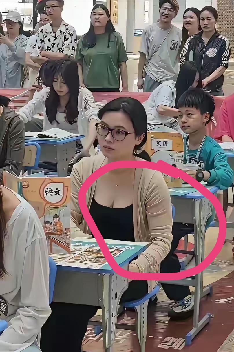 参加小学生的家长会，这家长也算暴露呀？挺普通的呀。算我孤陋寡闻，眼拙了。

我好