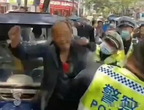 湖北孝感，一60岁老人骑电动车未佩戴头盔被罚20元，掉头去马路对面买完包子，准备
