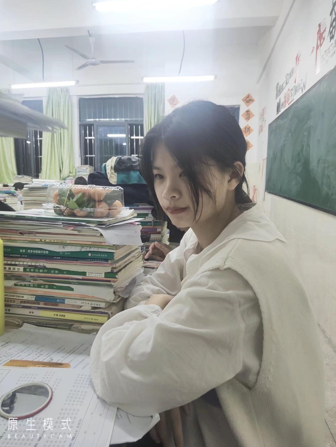 这是我读高二时的照片。
那时是放假一个晚自习，没回家的同学们可以在教室学习写写作