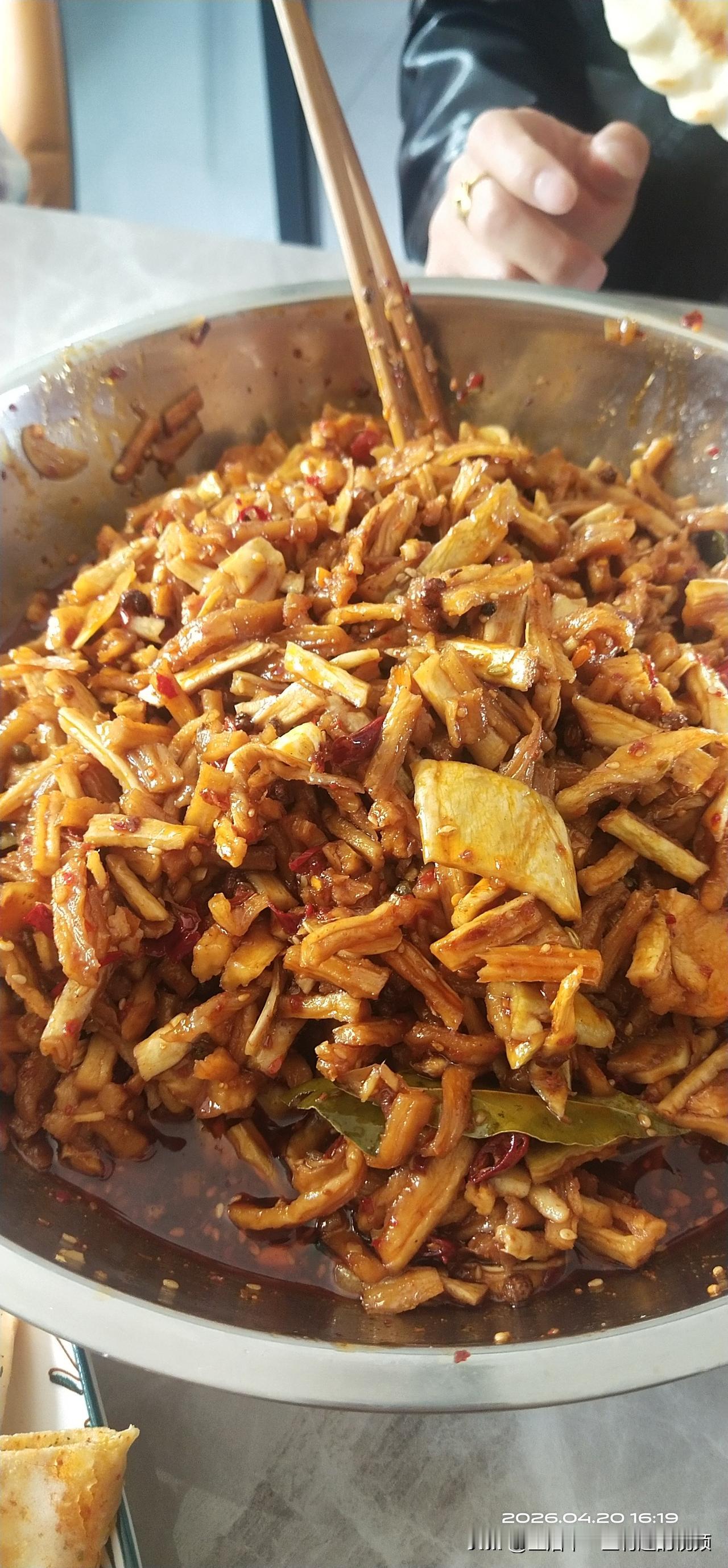 今日分享美食，姐妹们一起努力的结婚，看着不错吧！对美食的记录