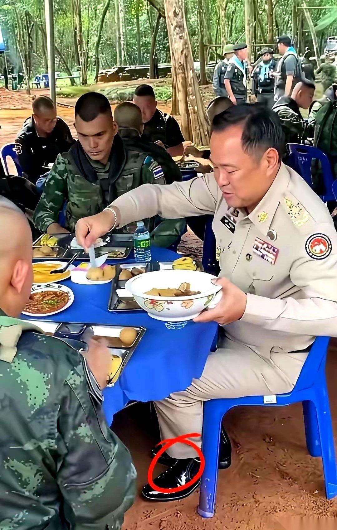 最怕的不是作秀，是作秀还忘了细节，蠢得让人心疼。
这位大官，跑到前线，跟士兵们一