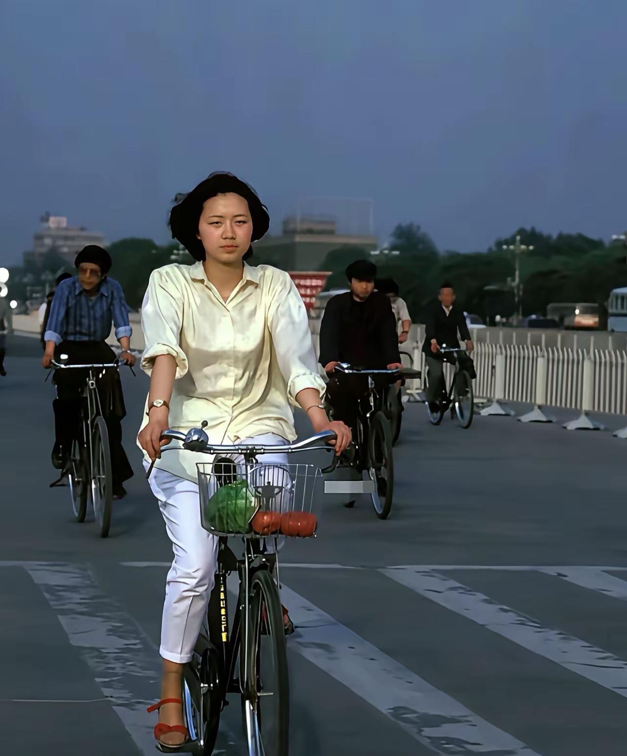 【上世纪八十年代最美丽的城市风景】
上世纪八十年代的北京，晚风温柔地吹过宽阔的长