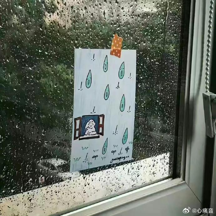 晨光斜切进展厅时，那幅画正褪去夜的重量。画里是座灰蓝的桥，桥下波纹像未干透的叹息