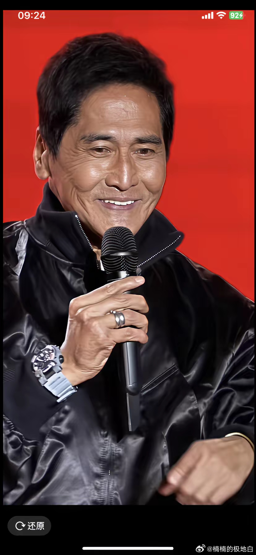 小哥齐秦完全没有了当年帅哥的样子了！这不就是一个老人的模样吗！瘪瘪的嘴，还露着一