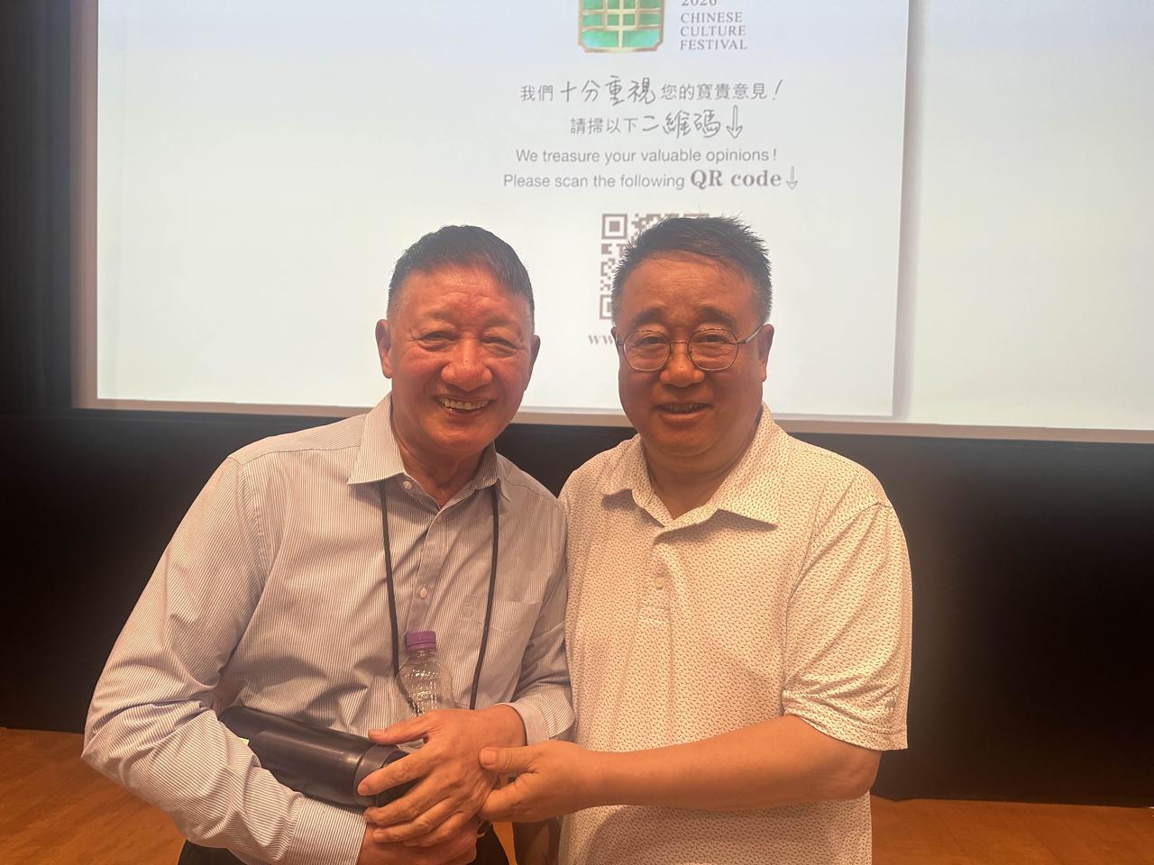名人群中的“生平”
一天，沈平大师在香港的画廊举办画展，邀请科学家舅舅杨振宁来剪