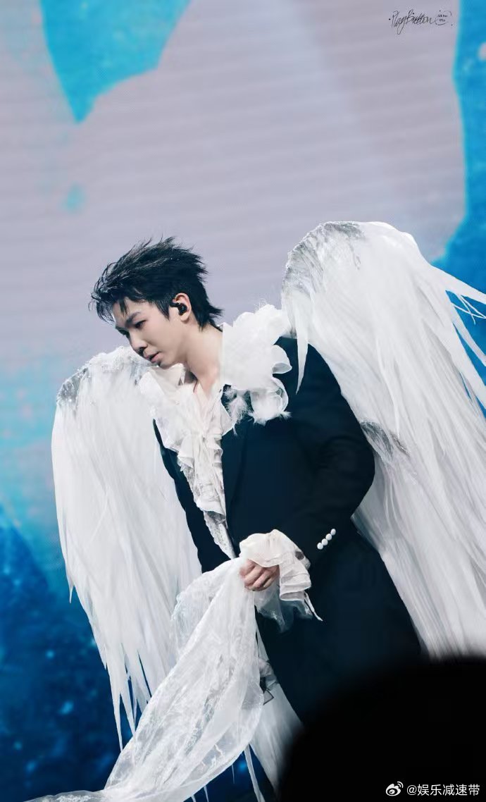 白举纲你神图有了 白举纲这张神图太惊艳！光洒在脸上，他宛如自带光芒的神祇，直接美