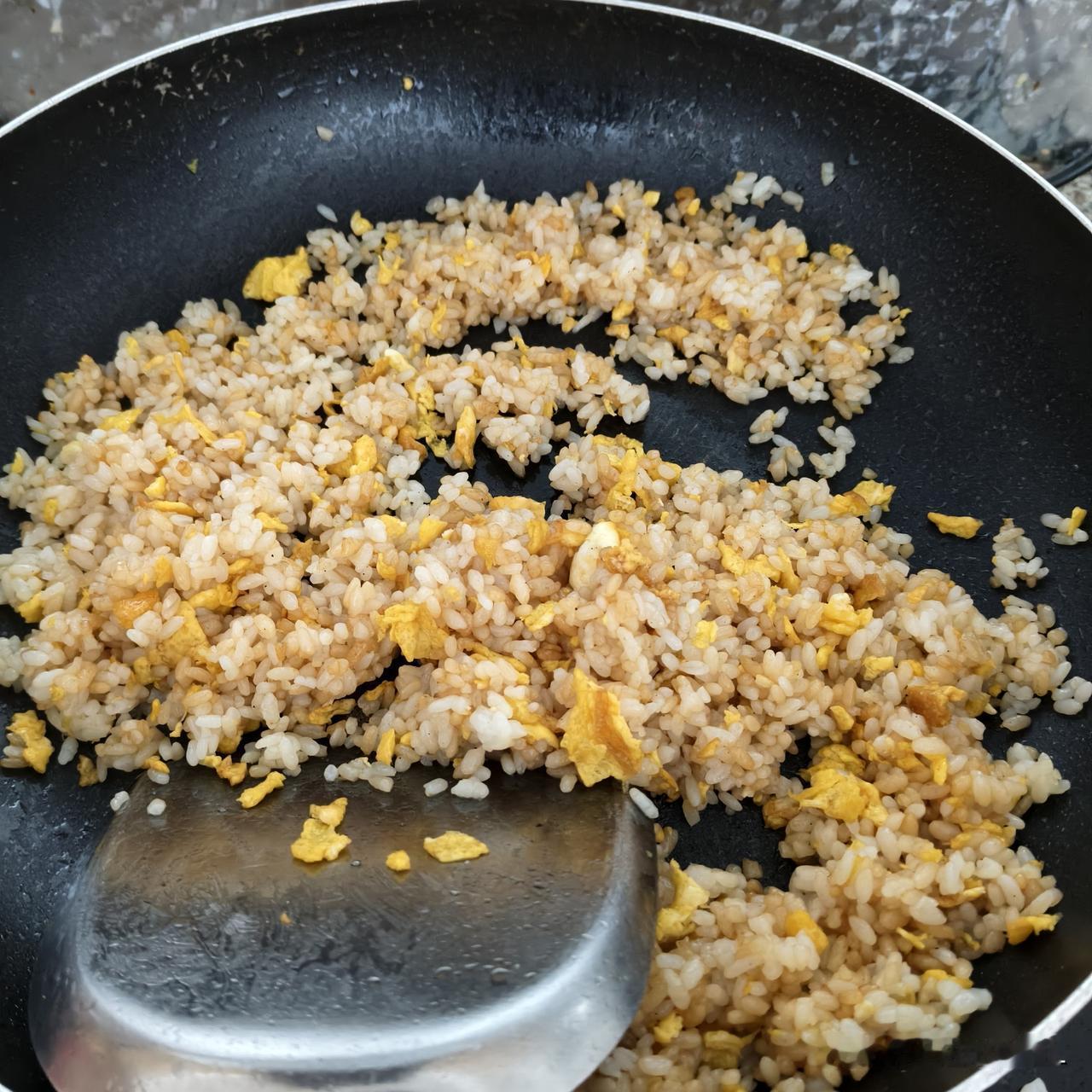 天天做饭竟然不知道做什么好！就我和小不点两个人，多了吃不完，少了不够粘锅的。昨天