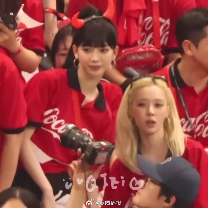 柳智敏金玟庭看到捷克队犯规反应柳智敏金玟庭捷克队犯规反应世界杯现场观赛的柳智敏金