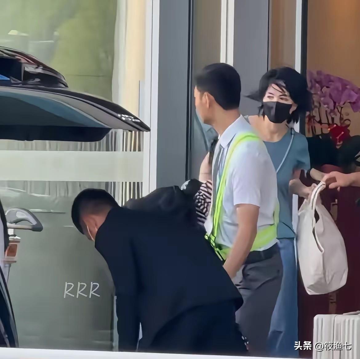特意飞云南别墅放烟花第二天又飞回北京了
花了大概2千万在云南买了套别墅的王菲，过