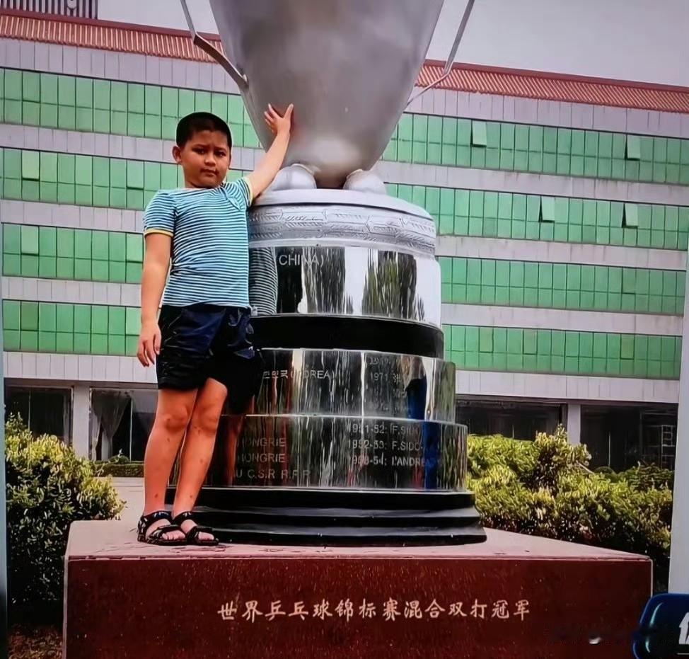 谁懂啊！林诗栋妥妥等比例长大🥰
正定老地点，同款伸手触摸赫杜塞克杯。
小时候圆