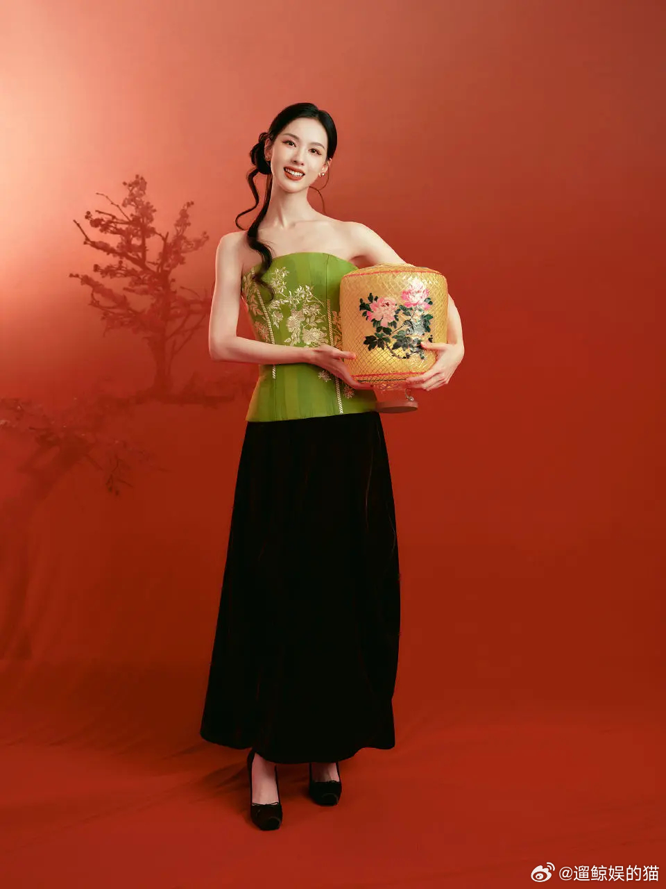 陈都灵真的 这个灯笼p成母鸡都毫无违和感 土土的 