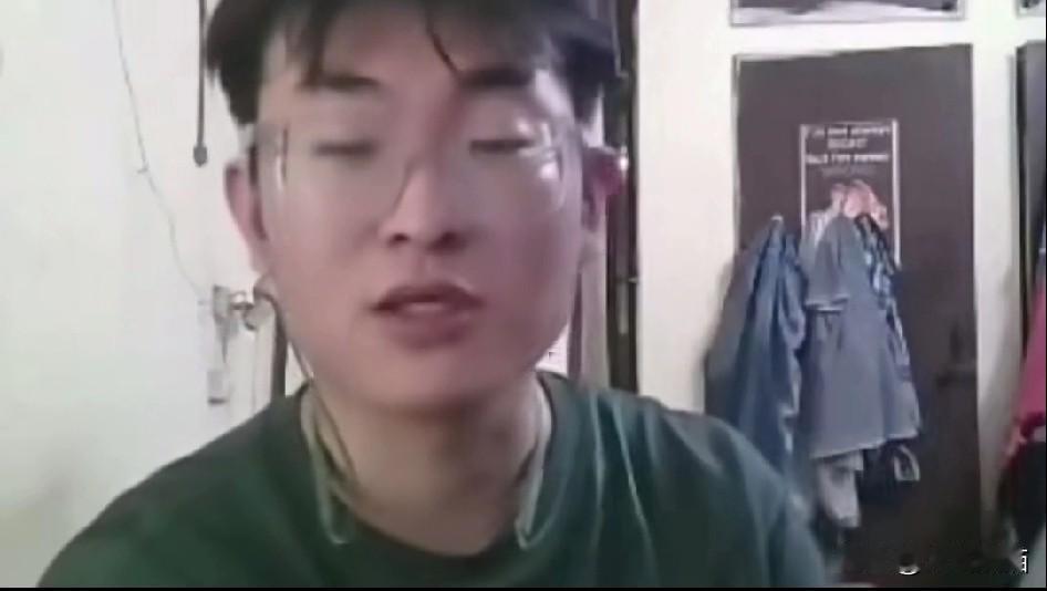 印度大学平等的做法，确实有他的道理。
在印度留学的李梓硕透露自己一学期的学费1万