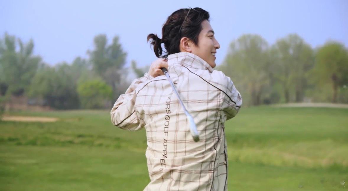 窦骁北京度假日常vlog整个vlog里没有刻意表现什么，就是打球开车吃饭，但这种