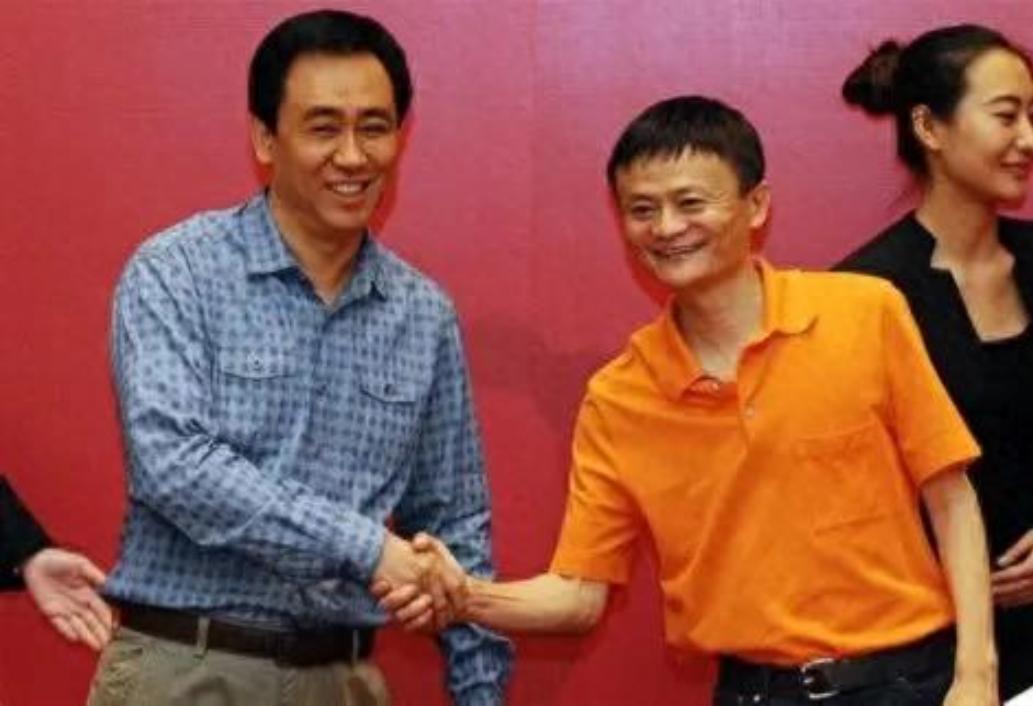 都在说马云是恒大暴雷里"全身而退"的大佬。

理由很充分：当年淘宝和恒大搞足球俱