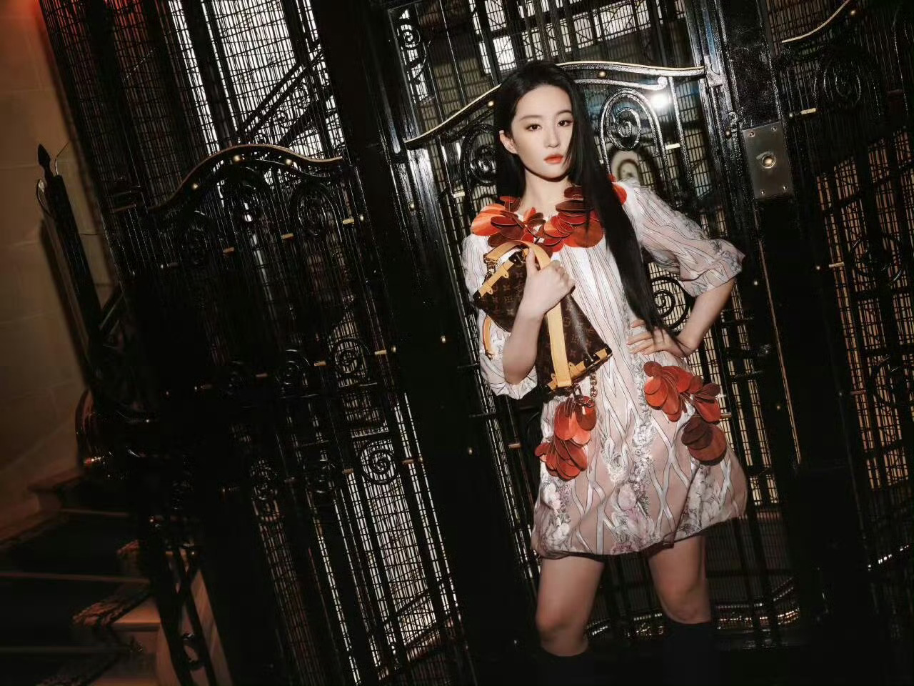 刘亦菲行走的玫瑰花把全世界所有赞美都放在刘亦菲一个人身上都不为过。确实美得让人心