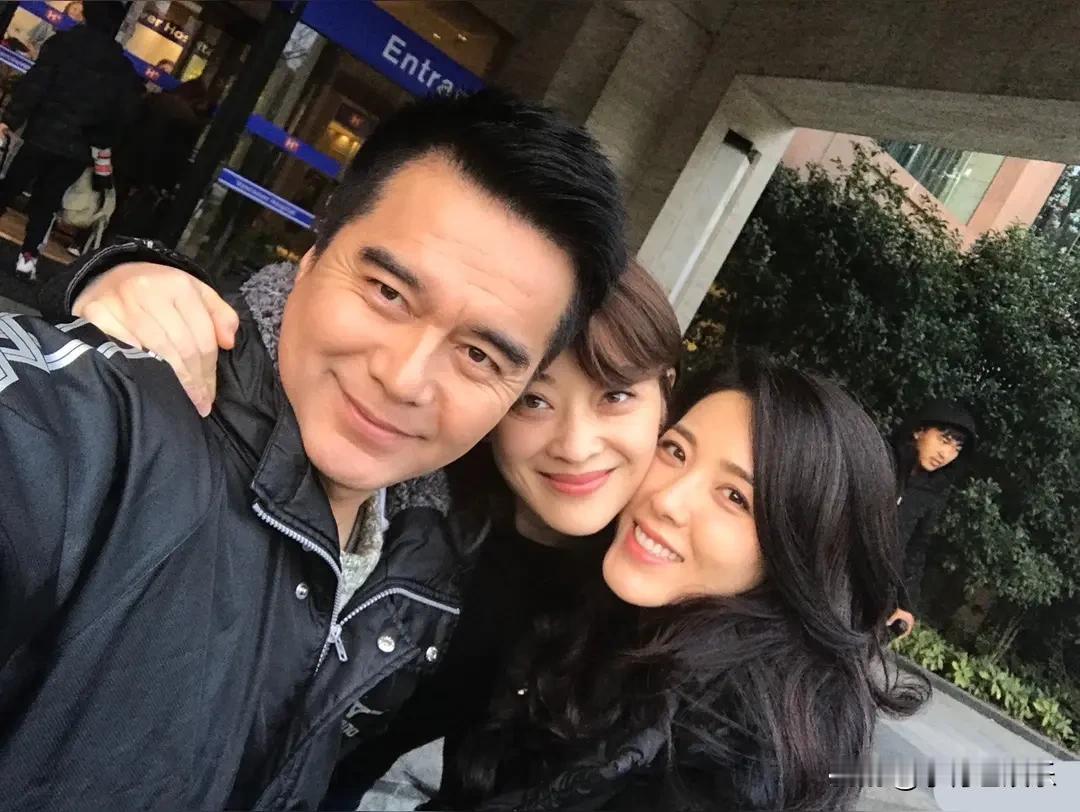 中间的是梅婷吗？左边的是谁？比梅婷还耐看呢。。
