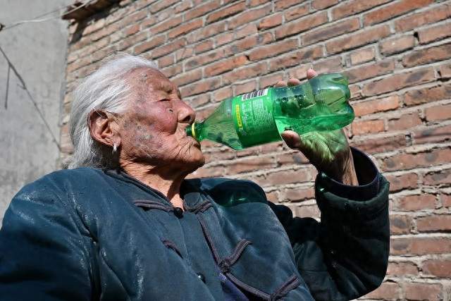 101岁长寿爷爷彻底颠覆养生圈！可乐雪碧整箱囤，爱吃荤不忌口