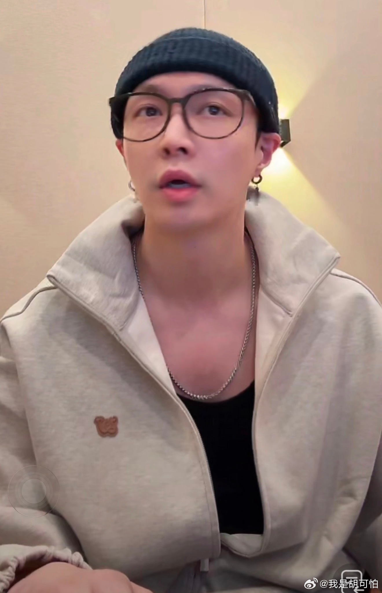 有被笑到，还原一下张艺兴没戴耳机时，耳朵承受的物件压力大可以看看张艺兴的耳朵