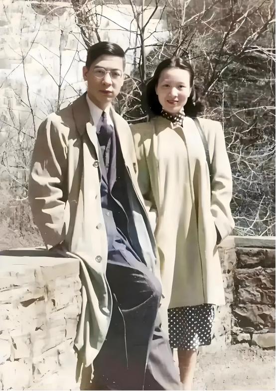2007年，钱学森96岁大寿，高朋满座，突然，他看到角落里坐着一个白发老太太，不