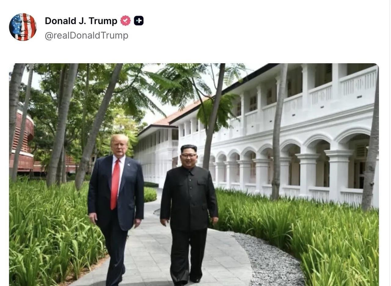 特朗普今天突然发布了一张自己与金正恩的合影。

特朗普发这张与金正恩的旧合影，就