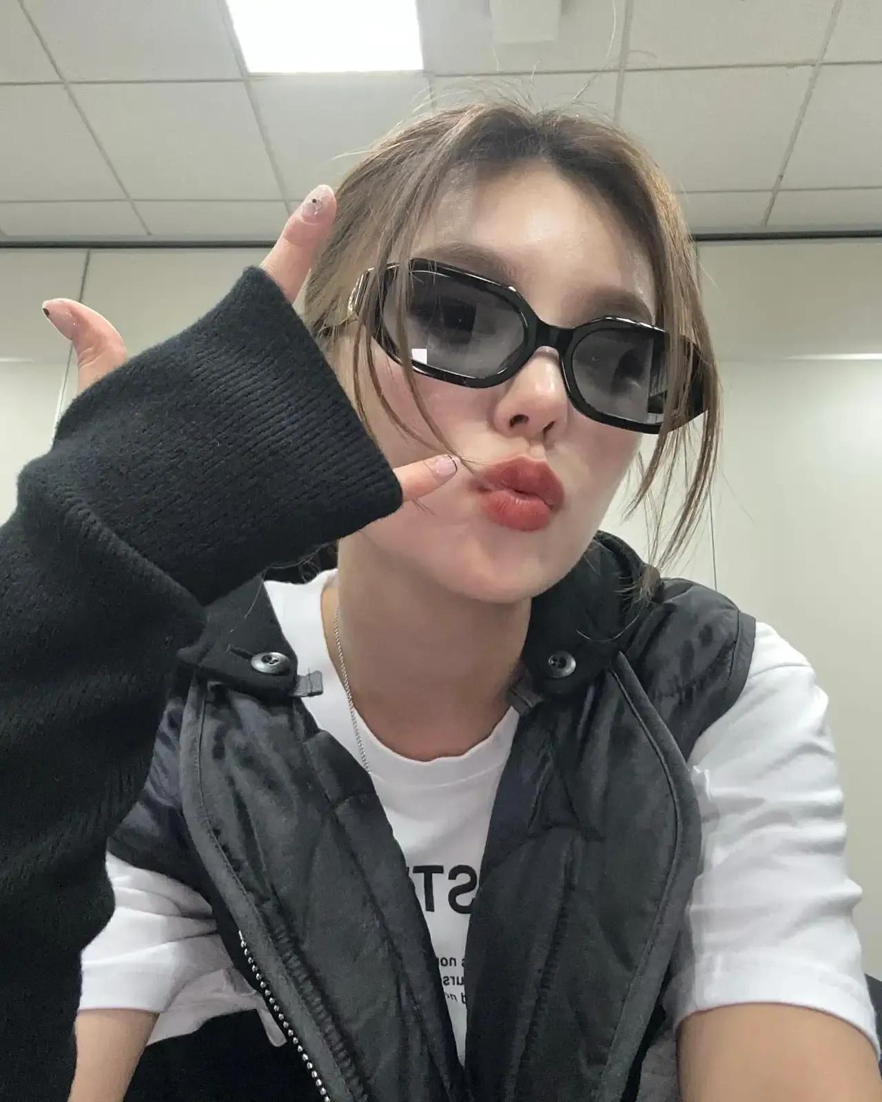 墨镜微微笑，轻舞风中步。