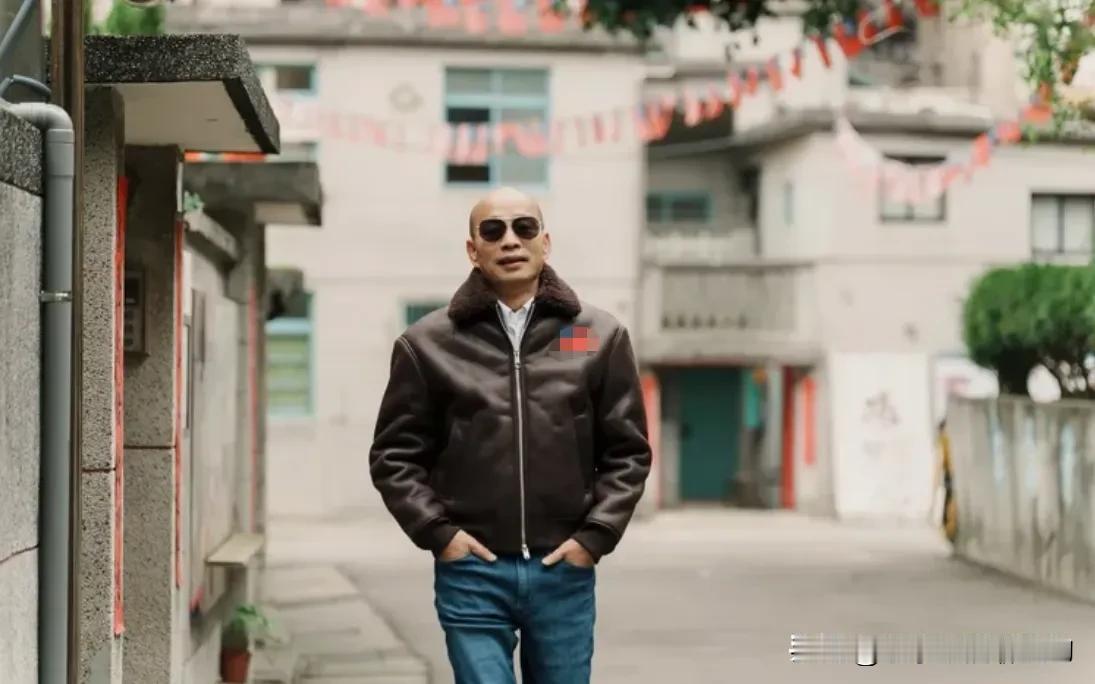 12月4日，韩国瑜晒墨镜皮衣造型宣传公益桌历，附亲笔签名小卡，一小时超万赞。
