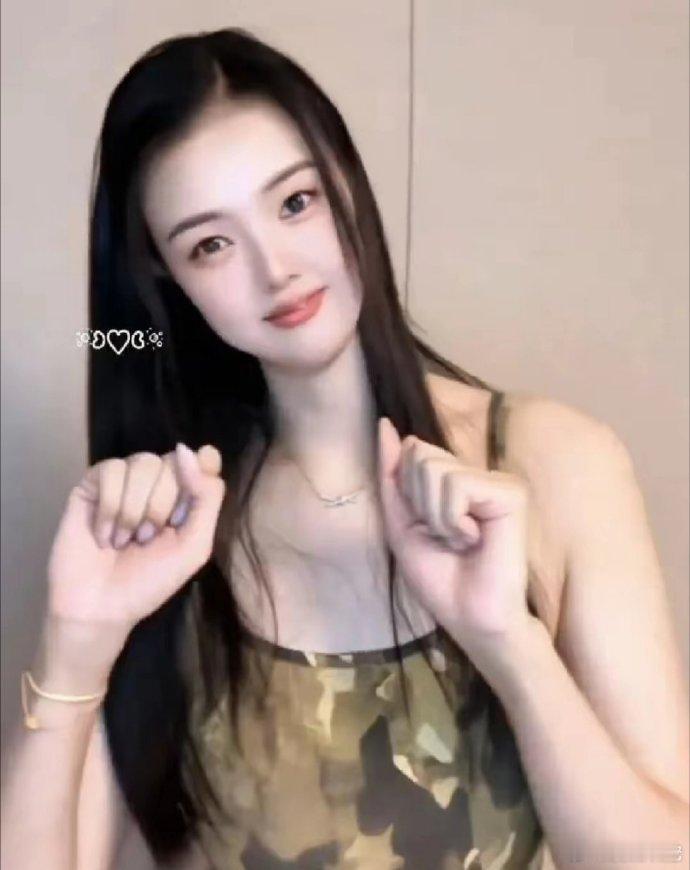 张常宁一袭吊带裙轻盈起舞，长发飘逸美如画，吴冠希身旁相伴，幸福满溢，这画面太养眼
