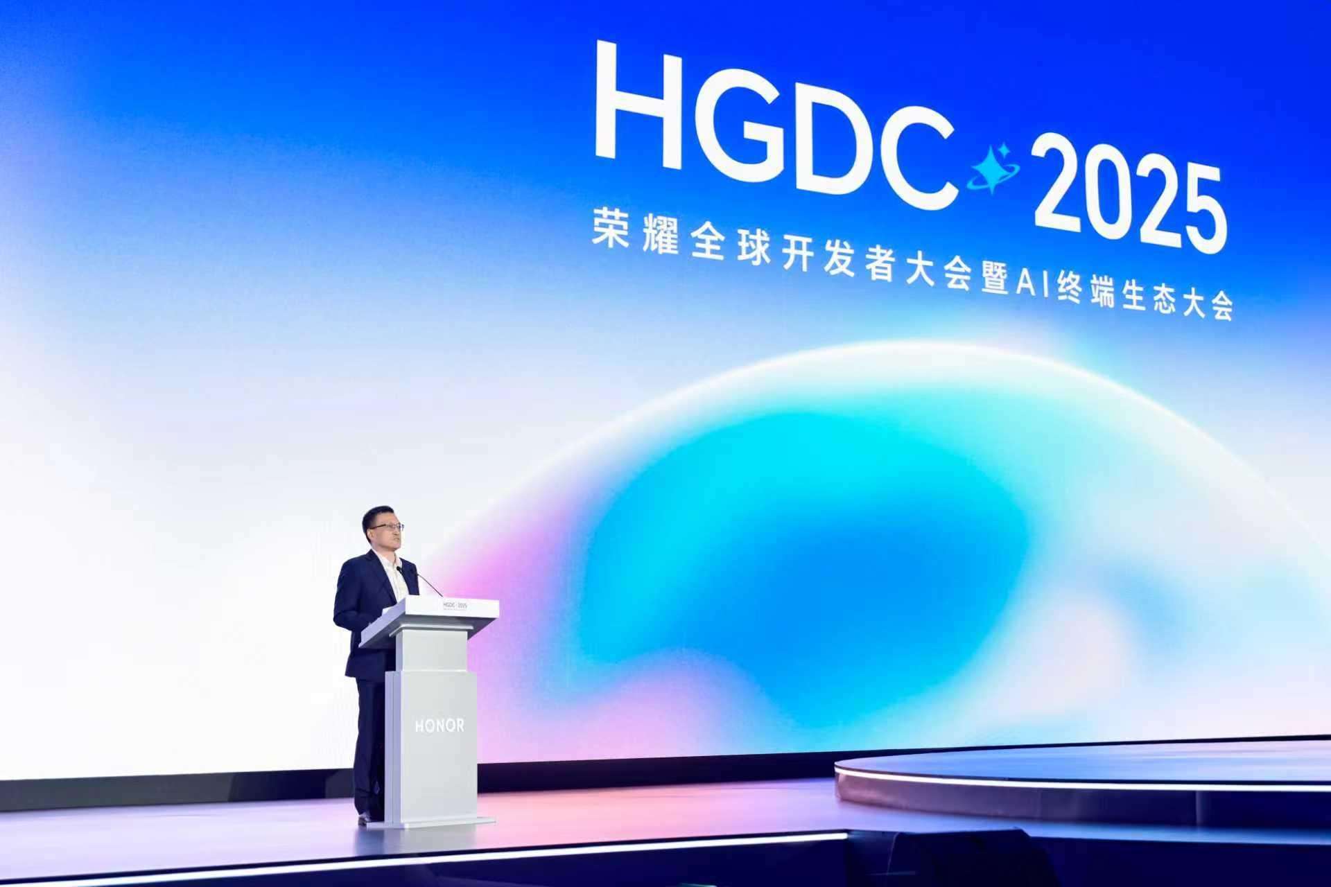 今天，荣耀全球开发者大会&荣耀AI终端生态大会上面，荣耀正式说要变身做AI终端生