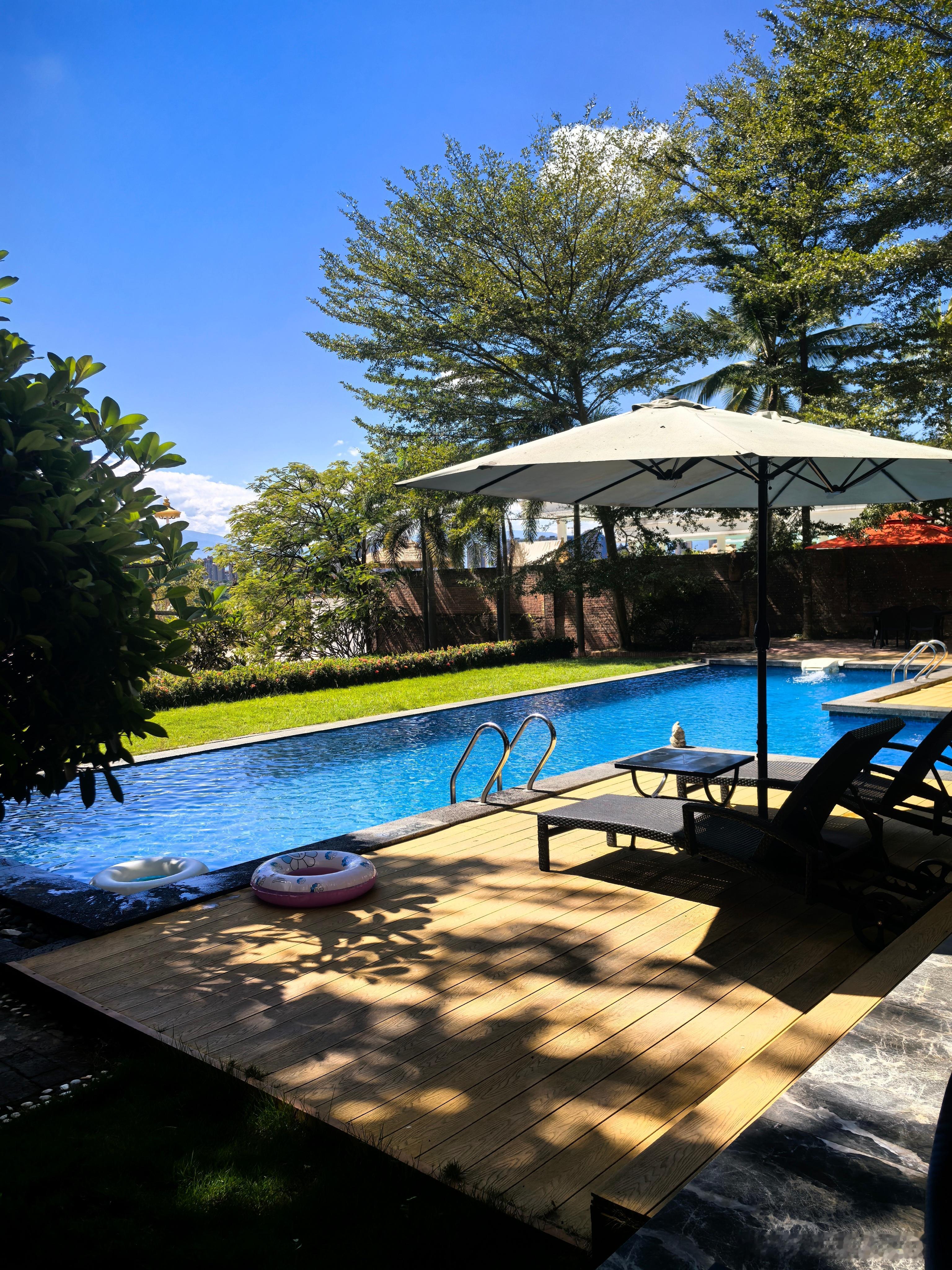 蓝天白云游泳池，再吃一个手抓饭，适意[哈哈] ​​​