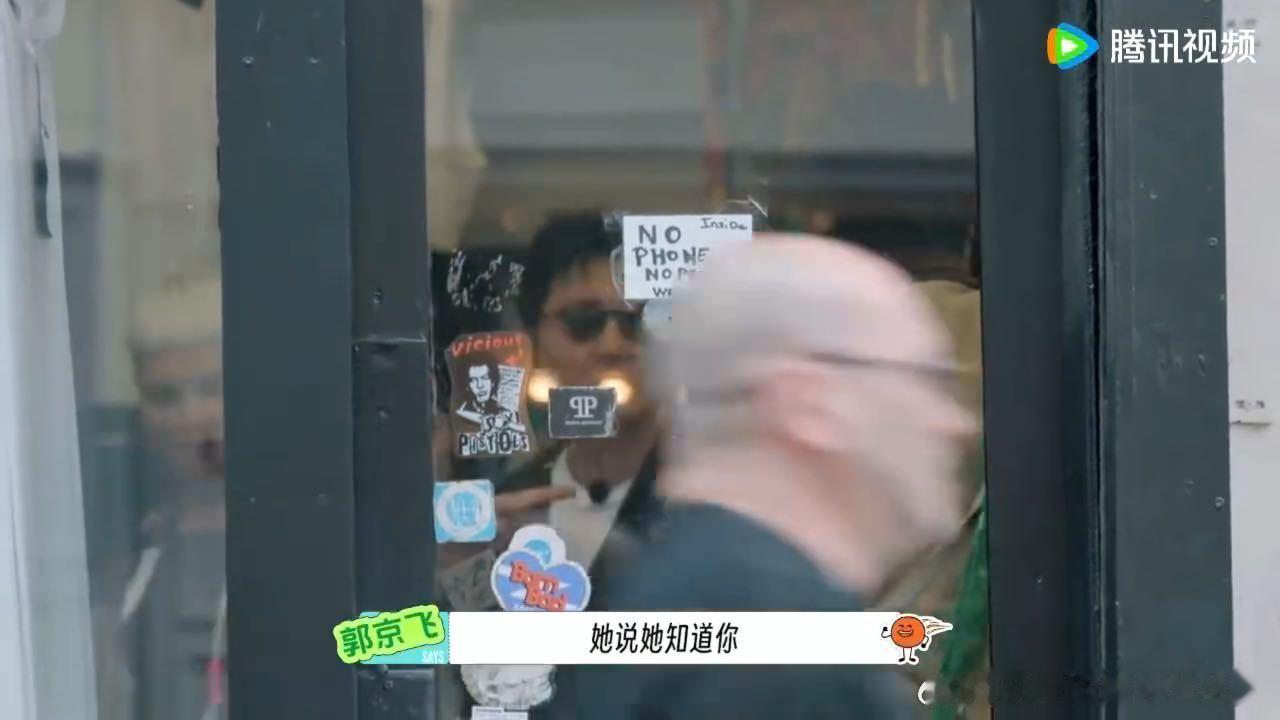 外国粉丝认出林一外国粉丝送林一配饰 林一在国外买个衣服都能遇到粉丝，这海外人气真