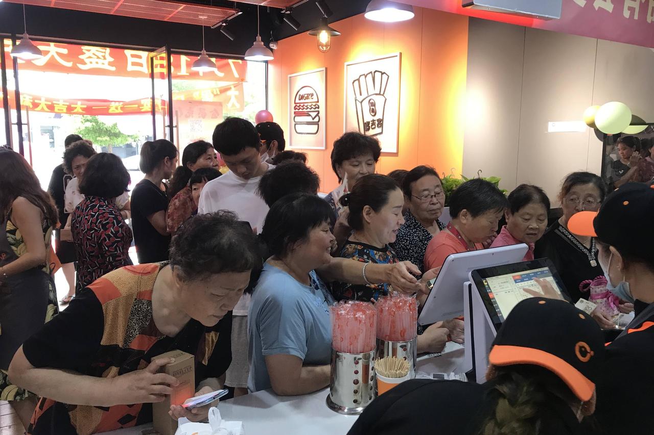 今天吃饭的时候和朋友聊到了饿了么，他的一个观点很有见地，认为现在的饿了么站在最好