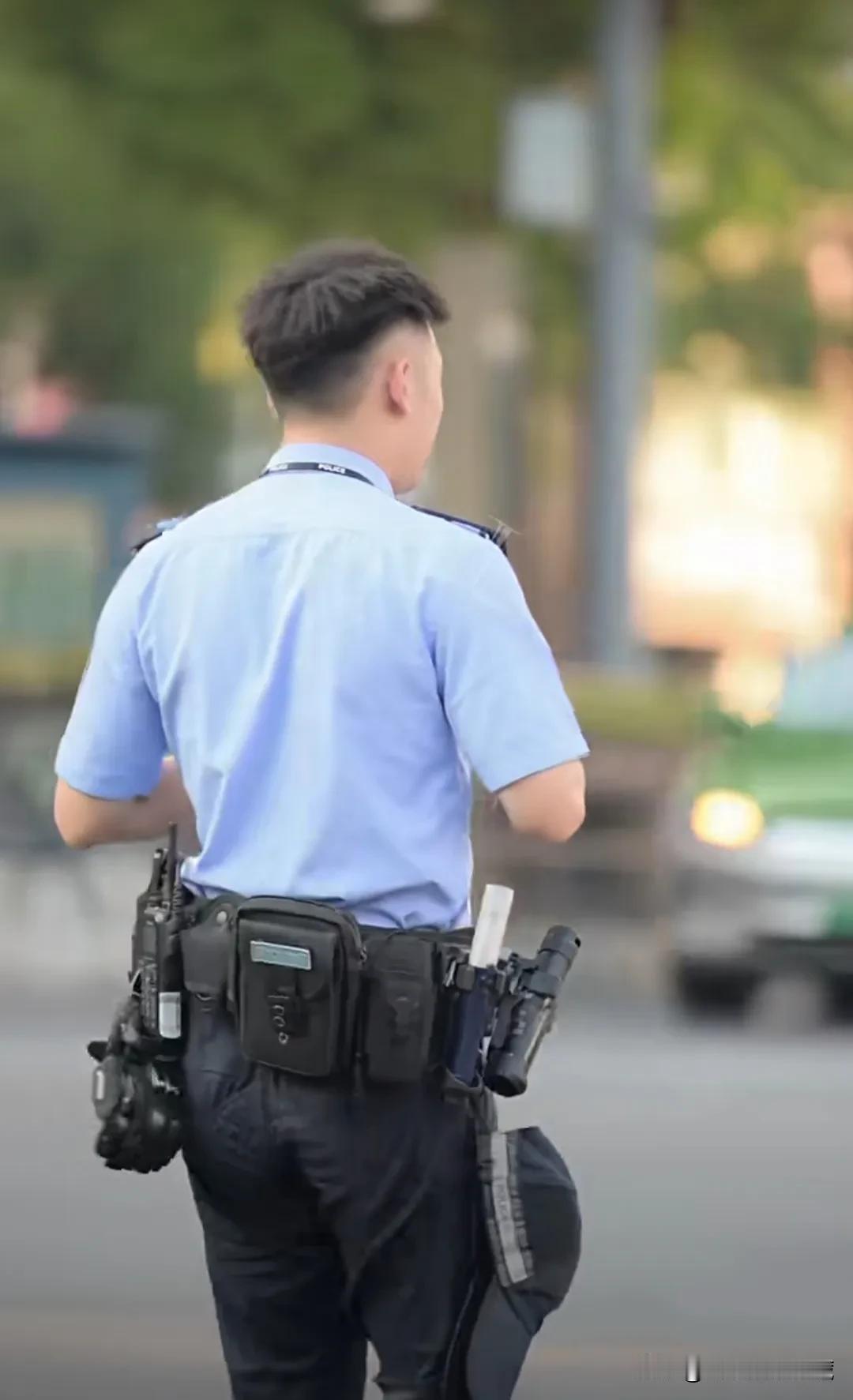 自贡最帅交警陈俊背影杀手，陈俊这个背影都那样帅气，大长腿，风吹日晒皮肤都那样白，