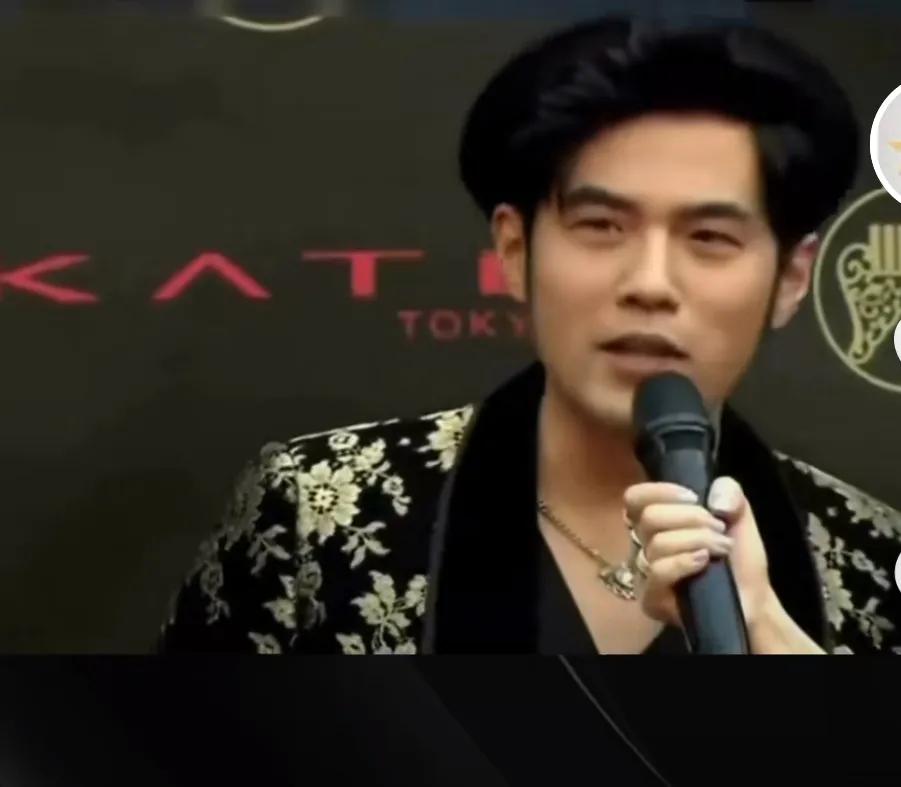 看到这样的场景，粉丝们的心瞬间揪紧，评论区满是担忧与心疼。“强直性脊柱炎”这个熟