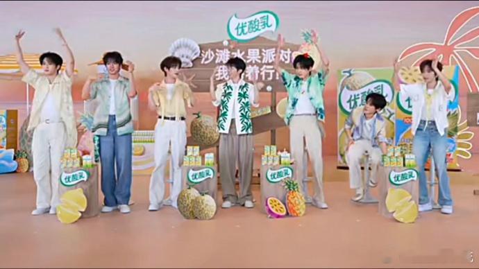 时代少年团沙滩水果派对海风裹挟果香，少年奔赴盛夏之约，时代少年团沙滩水果派对开启