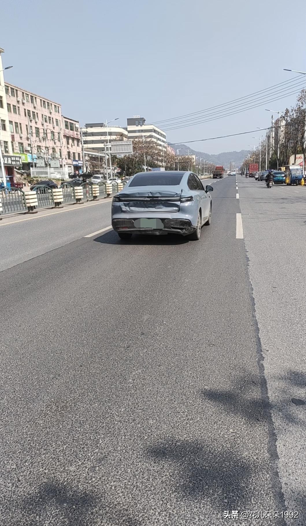 前面电车突然刹停在路中间，造成追尾。

这个电瓶车走我前面，我的是一辆小轻客改的