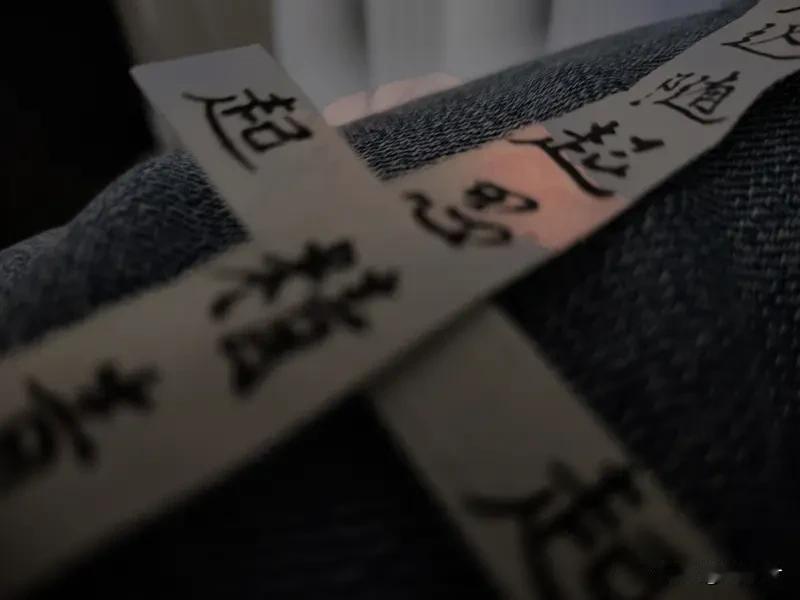 世间风月，从不为一人停留  
 
       人们总陷在执念里，盼着周遭人和事