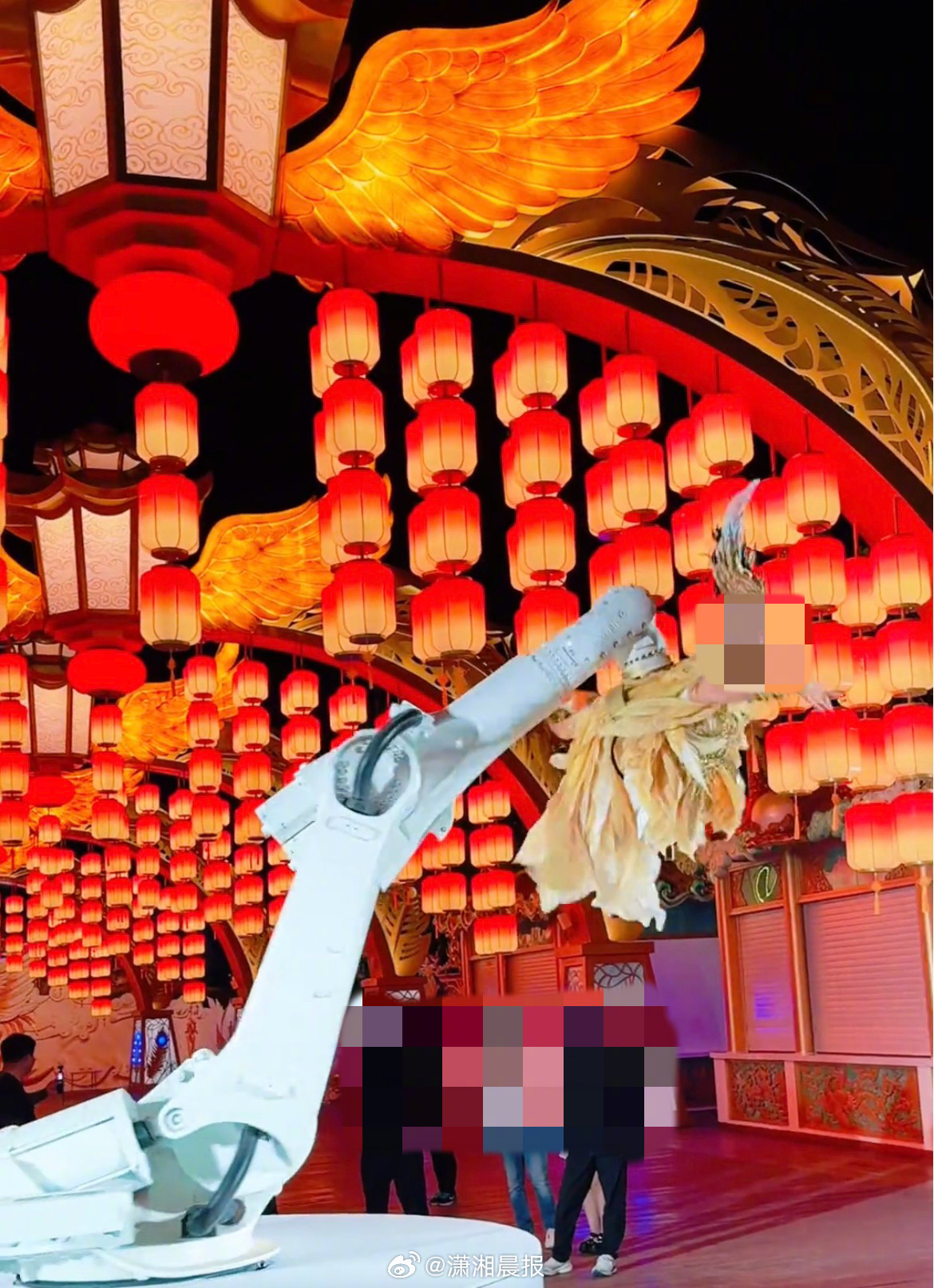 【#景区一演员无防护挂在机械臂上旋转#】#业内人士回应演员挂在机械臂上旋转#近日