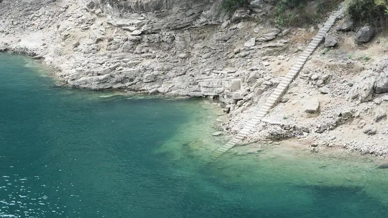 浅水区跳水危险你了解多少 男子教女儿游泳时跳水致死 浅水区跳水的危险，这次真的被