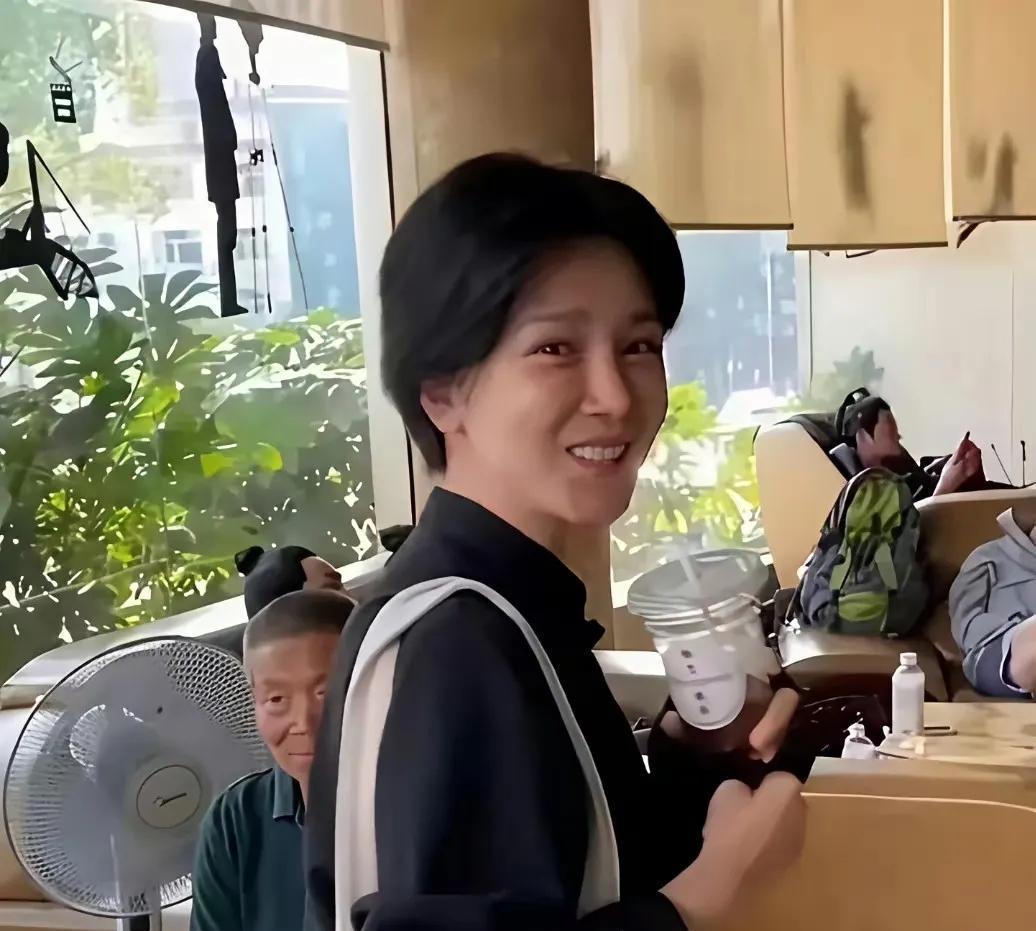 说这娱乐圈的明星，怎么就那么快就不红了？记得以前有个明星，那可是红透半边天，现在