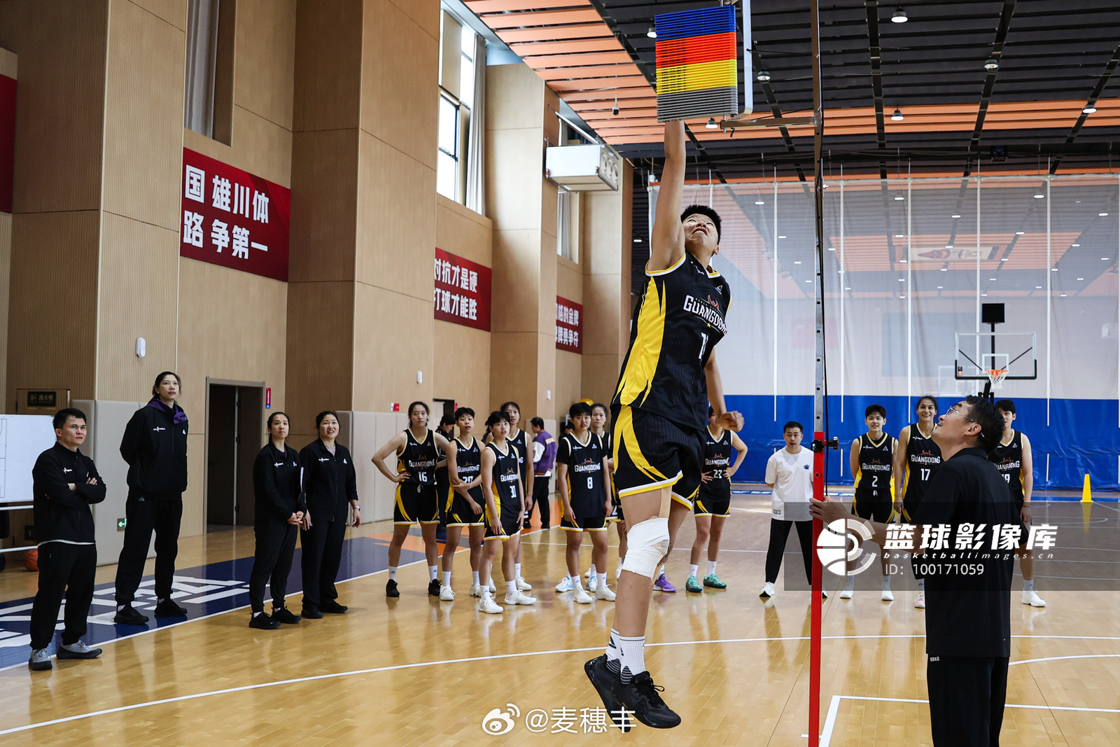 新赛季，黄思静指导依旧会身披广东女篮的战袍，出战WCBA联赛。