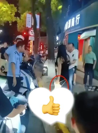 笑不活了！浙江温州，女子晾晒内裤的时候，一不小心手滑了，内裤掉到了楼下，结果正好