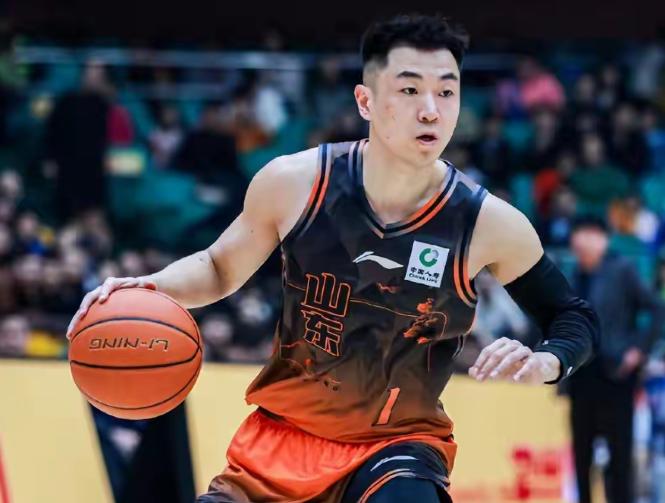 【广东惨败山东！胡明轩+徐杰低迷，高诗岩成关键先生，这场球输得真唔抵！】
我跟你