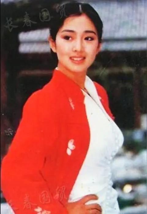 。巩固不美，为什么很好看？

她不符合传统审美，所以有人说她不美
传统古典美人标