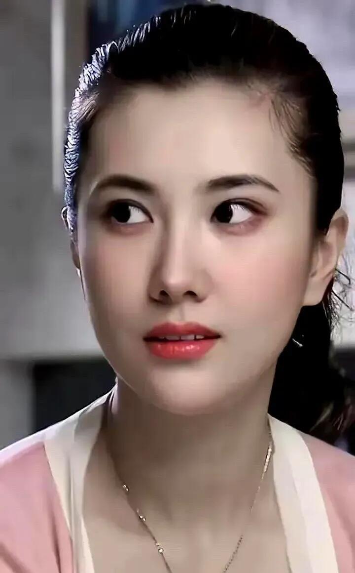 她好漂亮啊，是80后最美的女演员，五官是美丽的，娇艳的，大方的，即使40多岁了，