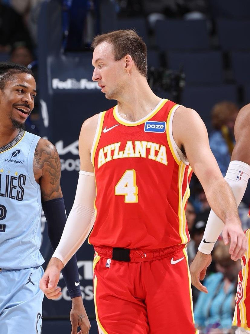 文森特选择在老鹰改穿4号球衣！上一位老鹰4号为卢克-肯纳德 